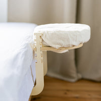 Ezspa Sengemassage Sæt sat op ved kanten af en redt seng