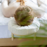 Set ovenfra af hovedpuden med bomuldsbetrækket på træstativet